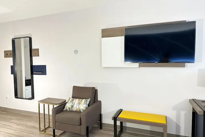 Room 4 of 61