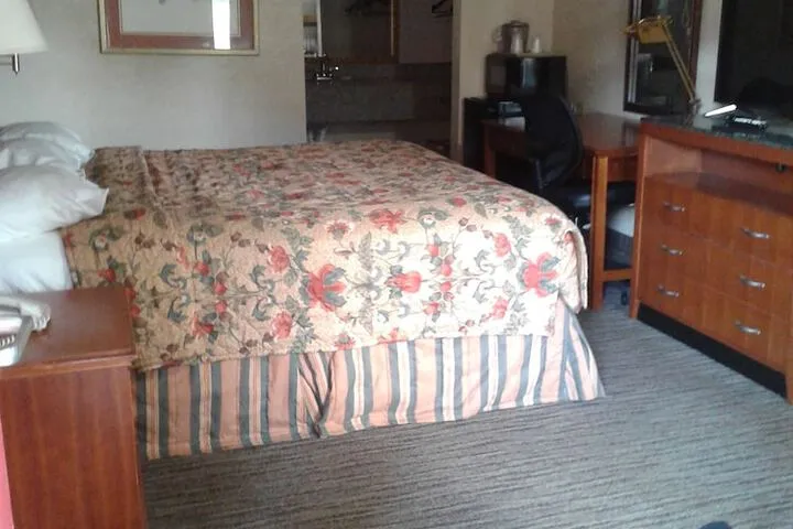 Room 4 of 25