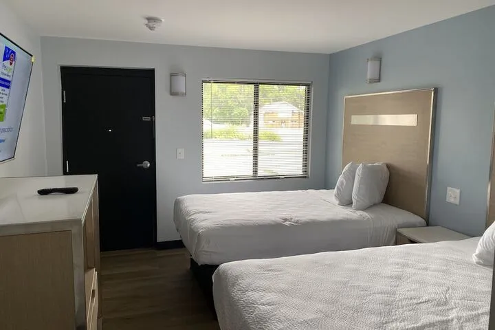 Room 5 of 8