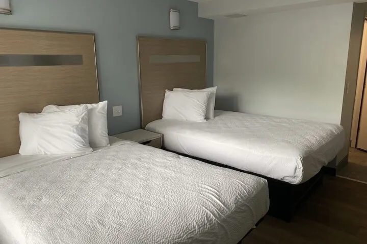 Room 4 of 8