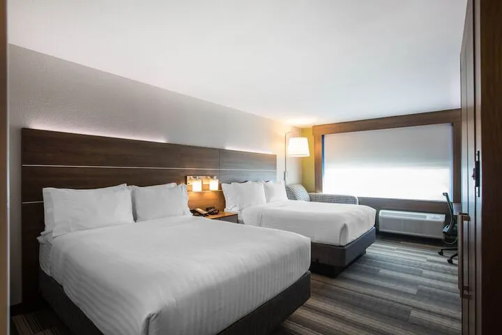 Room 2 of 32