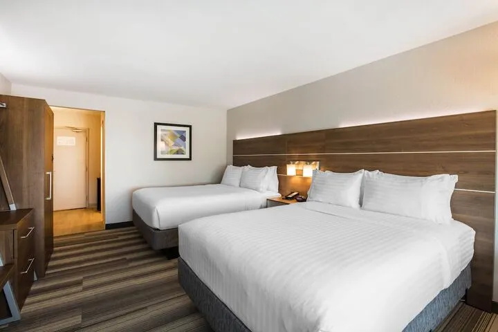 Room 4 of 32