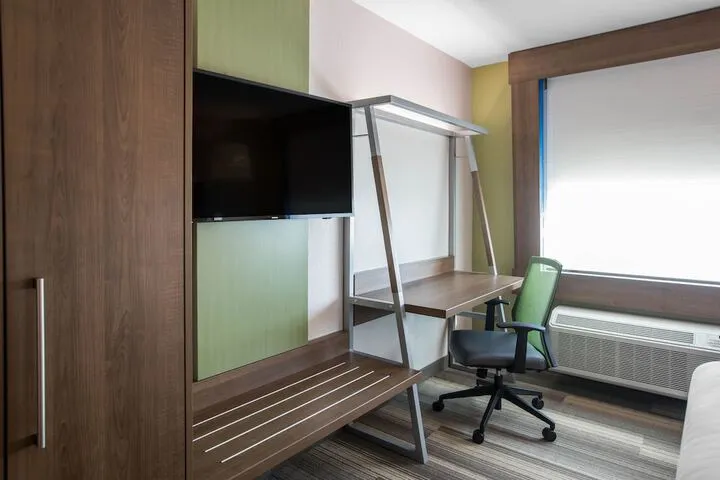 Room 5 of 32