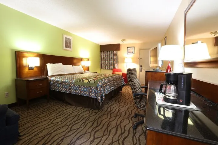 Room 4 of 25