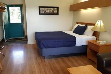 Pines Motel