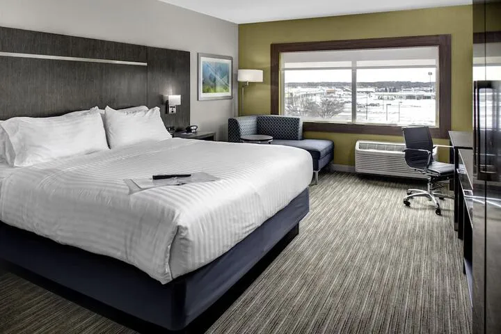 Room 2 of 32
