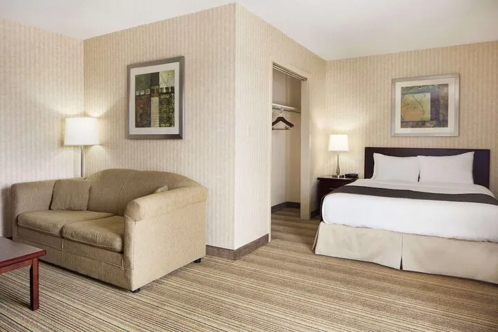 Room 4 of 17