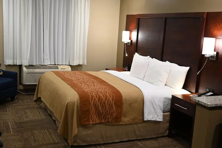 Room 3 of 77