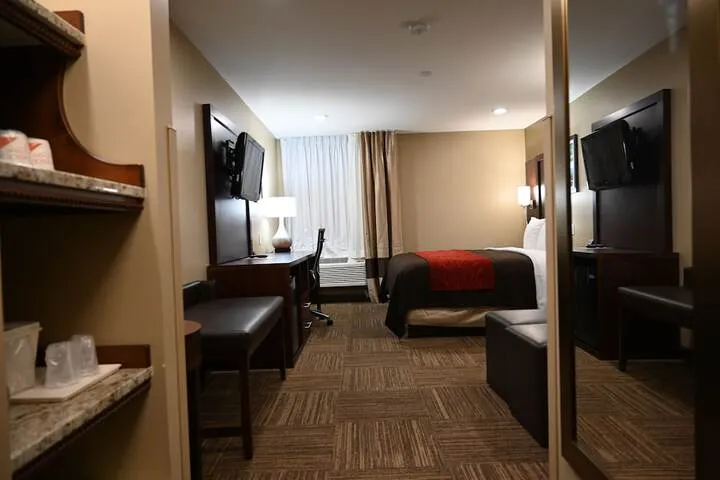 Room 2 of 77