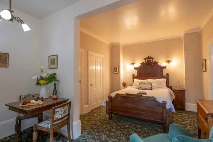 Room 4 of 37