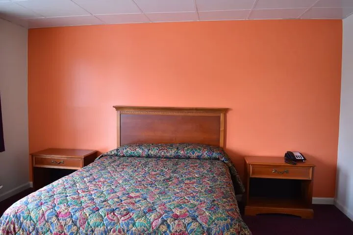 Room 4 of 8