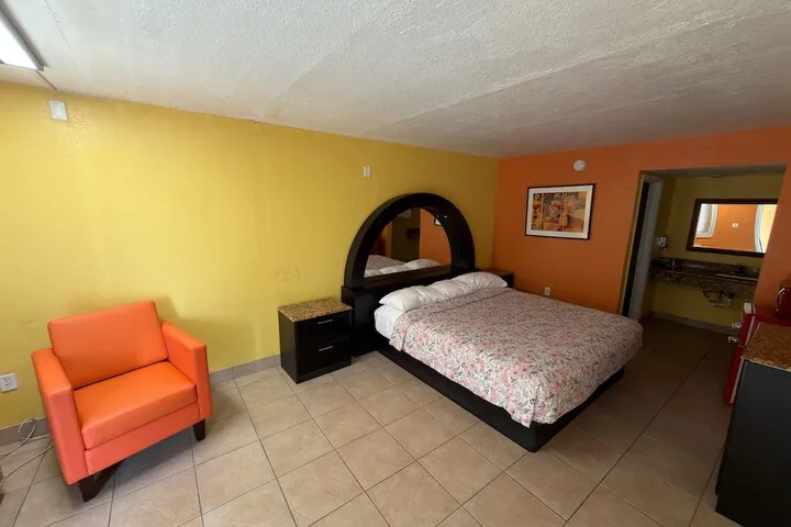 Room 4 of 10
