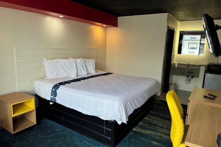 Room 4 of 30