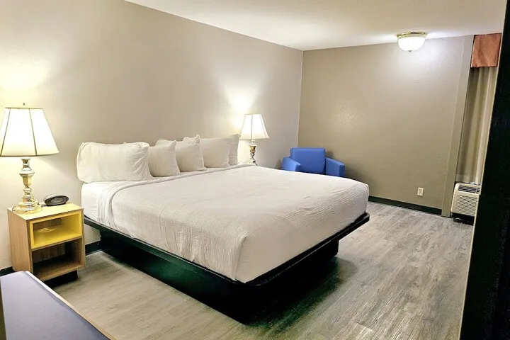 Room 3 of 28