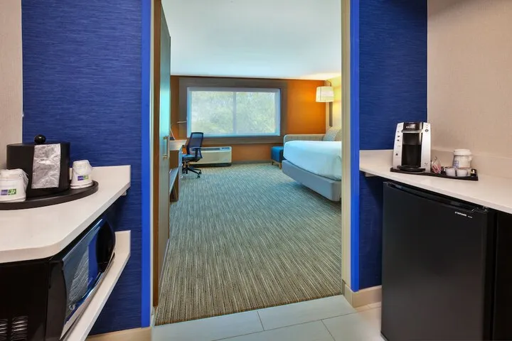 Room 4 of 38