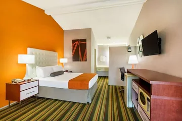Howard Johnson by Wyndham Phoenix Airport / Downtown Area