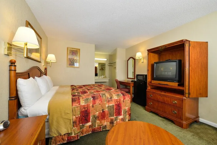 Room 4 of 12
