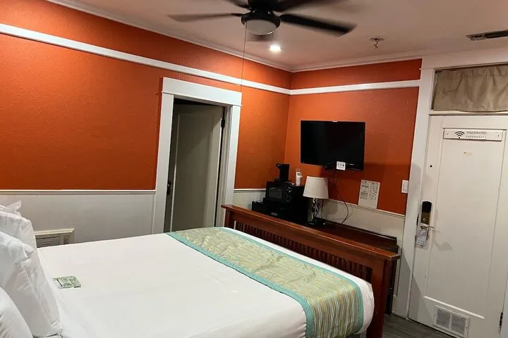 Room 5 of 68