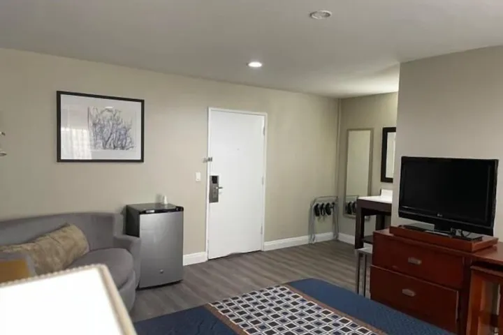 Room 5 of 16
