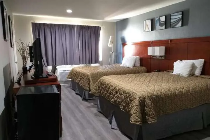 Room 4 of 16