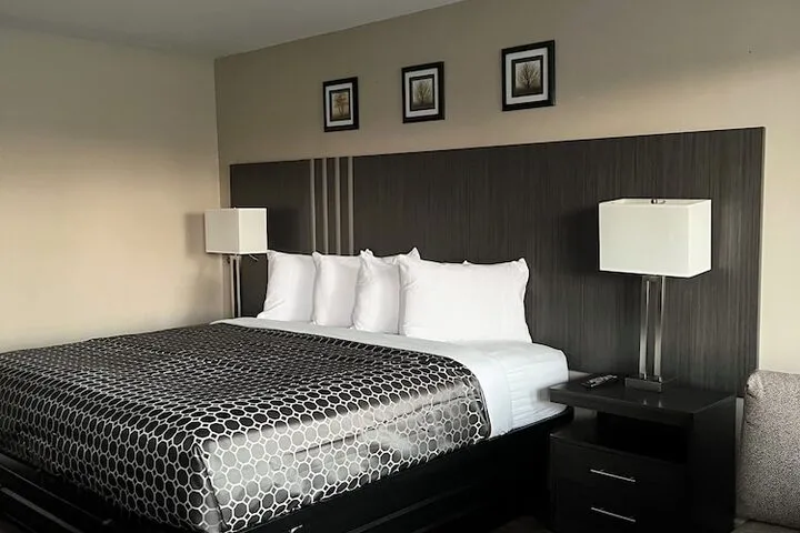 Room 5 of 12