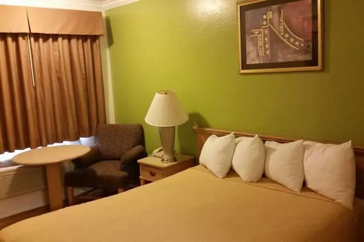 Room 4 of 30