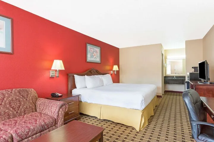 Room 5 of 18