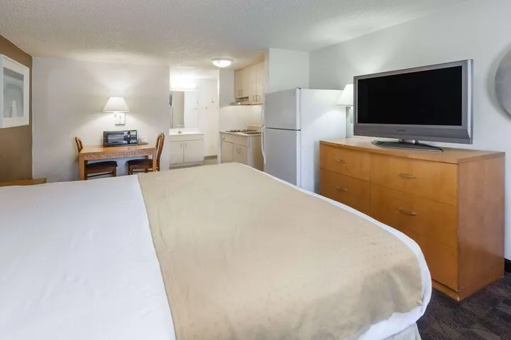 Room 5 of 18