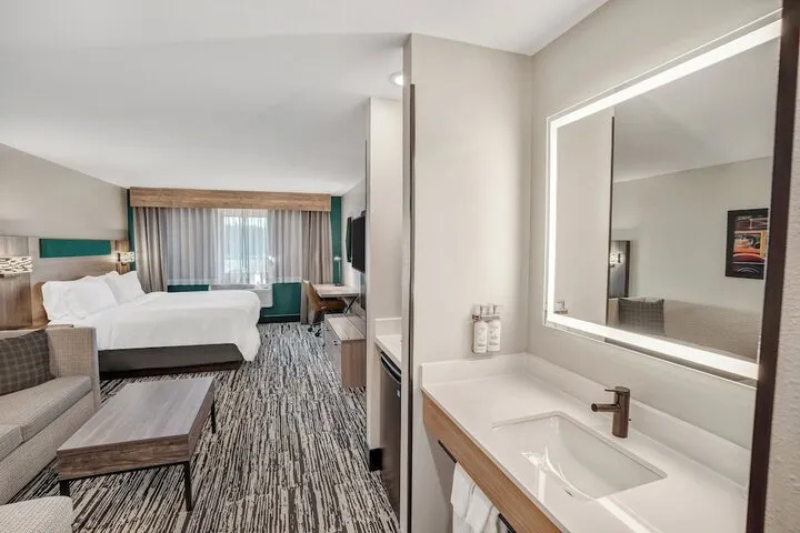 Room 5 of 120