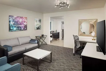 DoubleTree Suites by Hilton Hotel Detroit Downtown - Fort Shelby