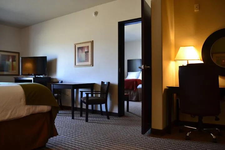 Room 2 of 32