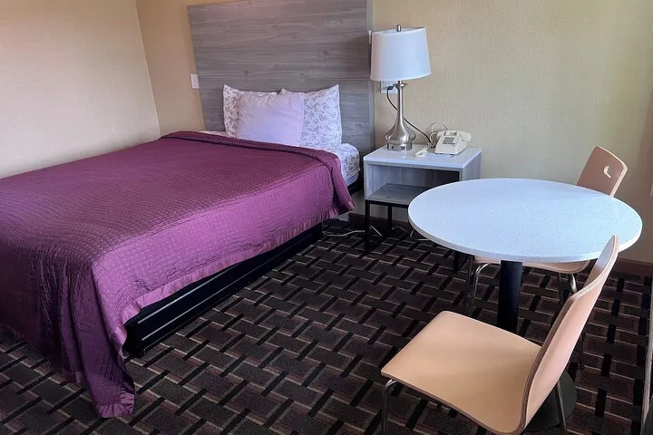 Room 4 of 33