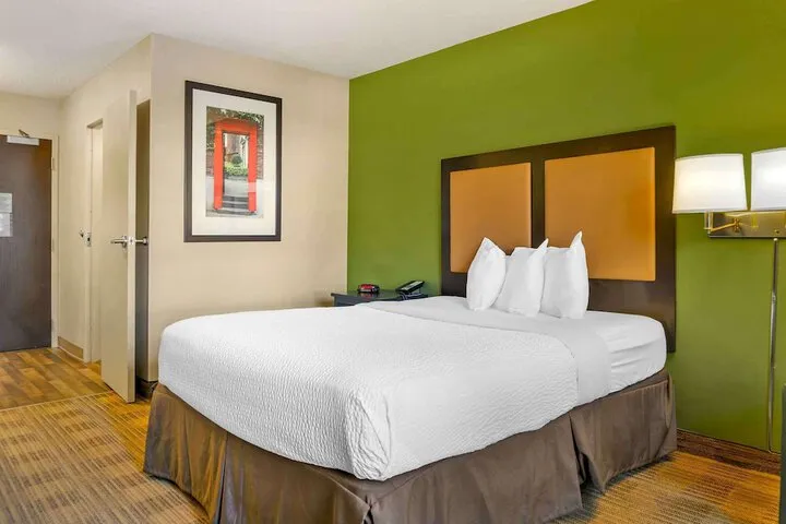 Room 4 of 28