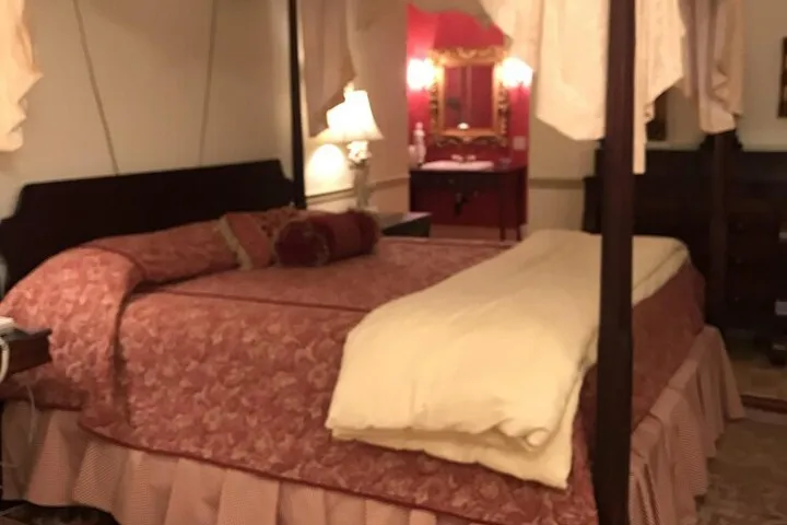 Room 5 of 83