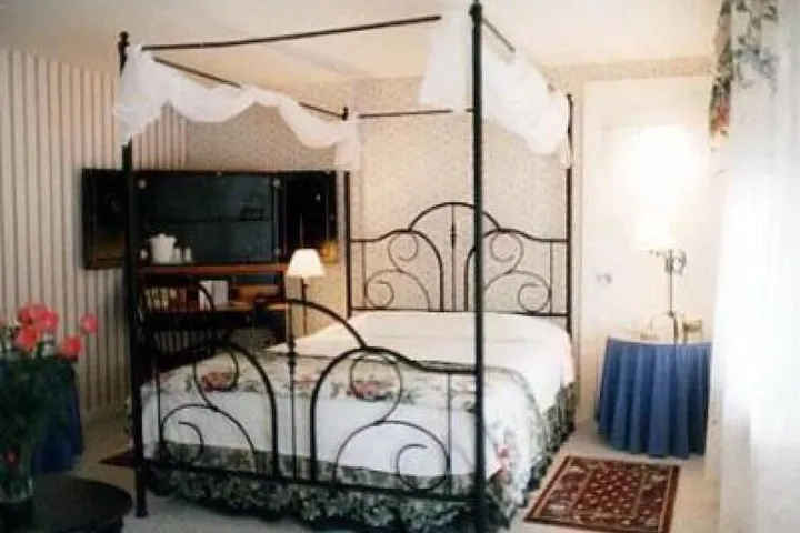 Room 4 of 83