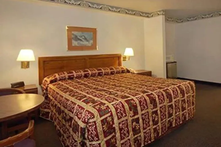 Room 4 of 18