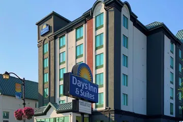 Days Inn & Suites by Wyndham Niagara Falls Centre St. by the Falls