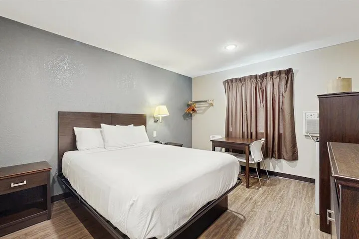 Room 4 of 25
