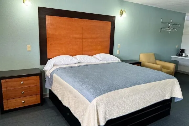 Room 4 of 7