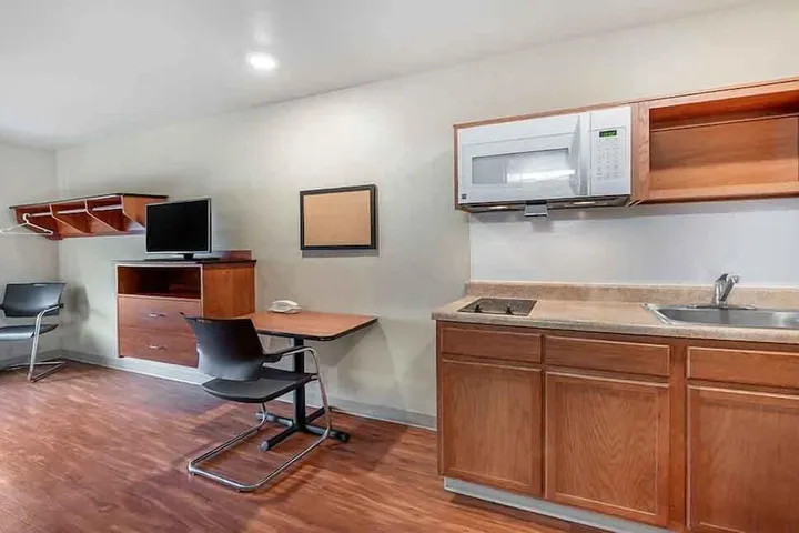Room 4 of 27