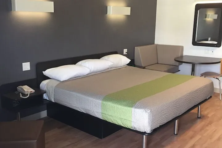 Room 4 of 38