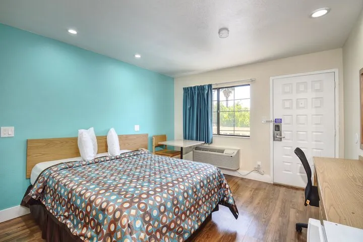 Room 4 of 25
