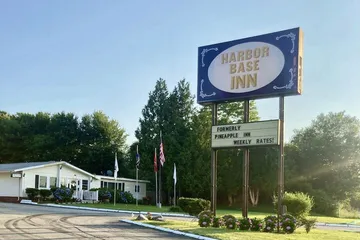 Harbor Base Pineapple Inn
