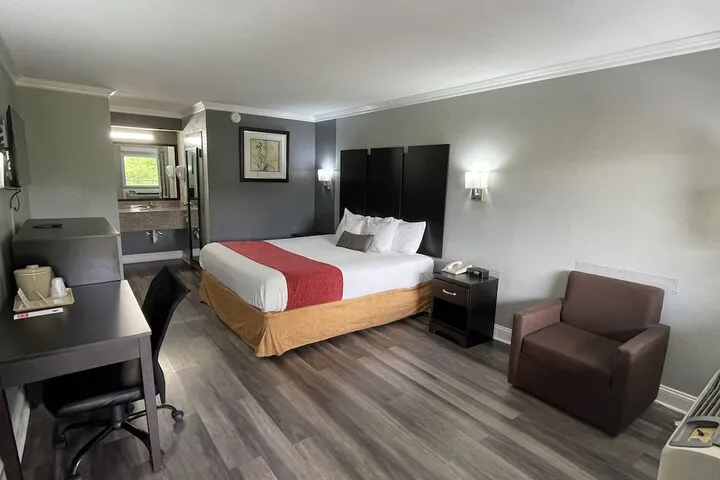 Room 3 of 10
