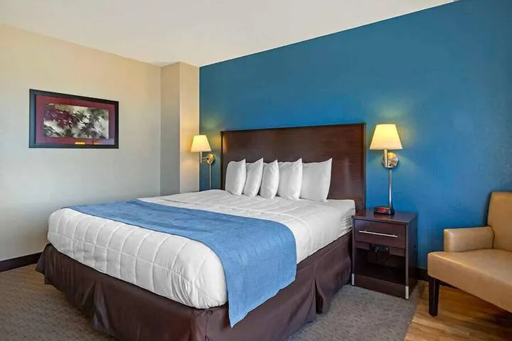 Room 4 of 9