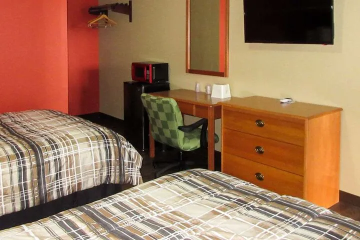 Room 4 of 8