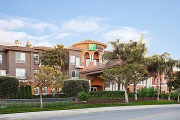 Holiday Inn Express & Suites Corona by IHG