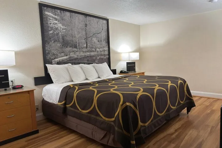 Room 4 of 16