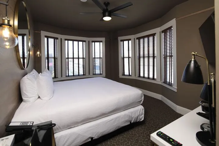 Room 4 of 36