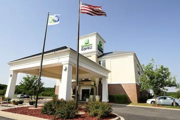 Holiday Inn Express & Suites Delafield by IHG